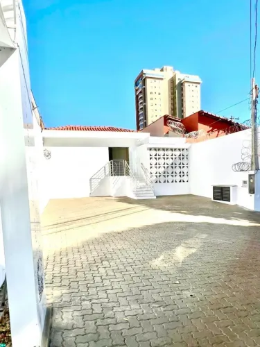 Casa comercial com 3 quartos com armários reformada para locação no Jardim América