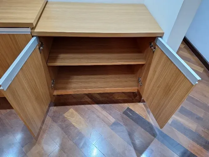 Comoda em madeira com prateleira para uso geral