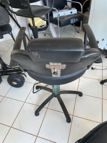 cadeira barbearia preta com encosto de cabeça