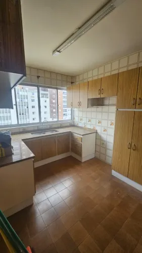 Cozinha completa - Armários, bancada e cuba da pia.
