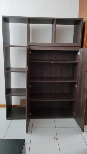 Estante com porta
