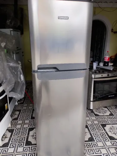 Vendo geladeira Frost Free funcionando 