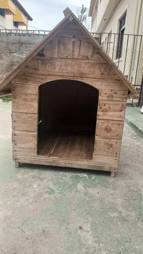 Casa de cachorro em madeira