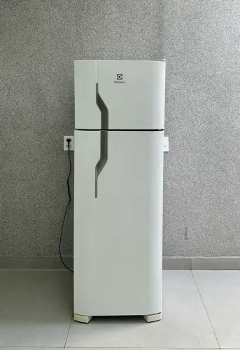 Geladeira Electrolux DC35A está Conservada 