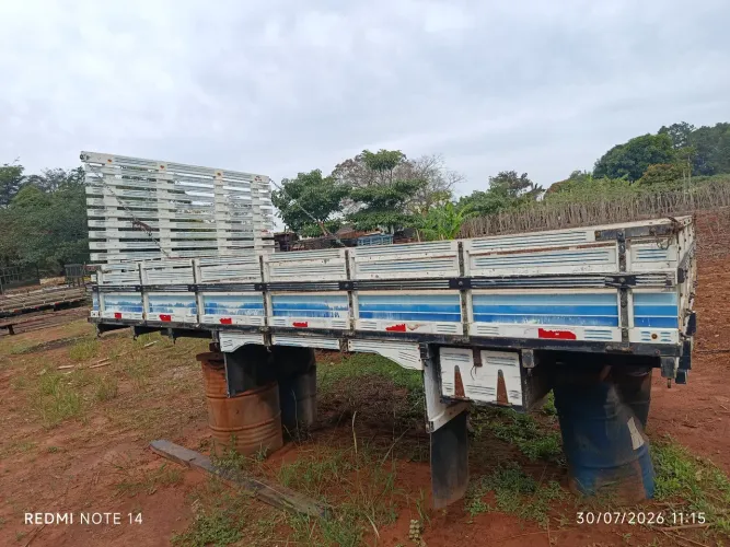 Vendo carroceria de madeira 4,40x2,20