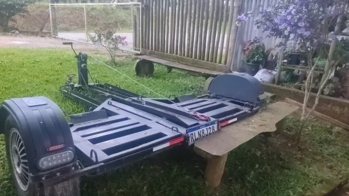 Vendo carretinha Aza delta.