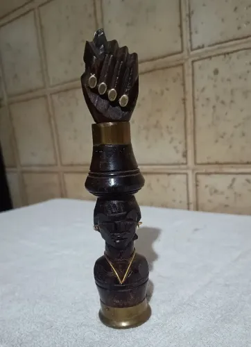 Abridor garrafas/saca-rolhas entalhada em jacarandá,feito a mão em formato de figa baiana