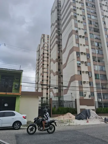 Vendo apto no Residencial Piraja, desocupado.