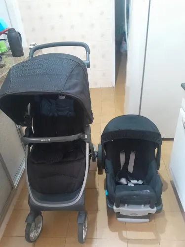 Carrinho de bebê + bebê conforto com base- Chicco Bravo