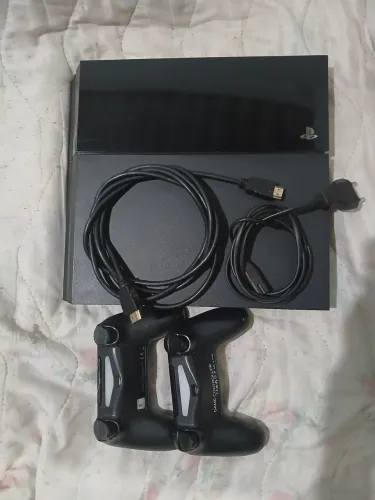 Vendo ps4 slim, 500mb, funcionando perfeitamente, acompanha 2 controles novos, é um gta v