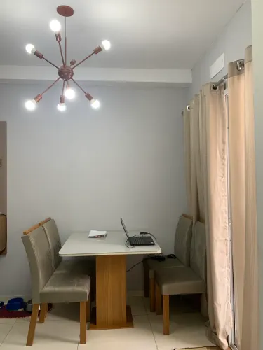 Mesa com 4 cadeiras - Madeira e Off-White