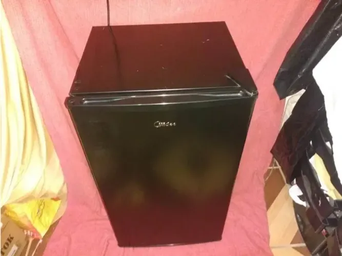 Frigobar Midea 93L Preto Conservado