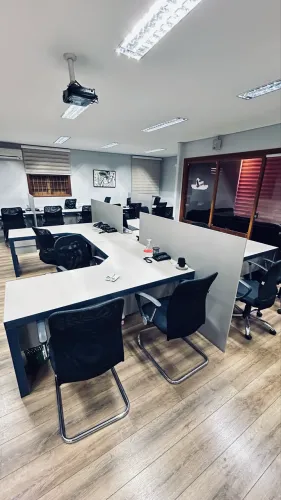 Mesas e cadeiras de escritório