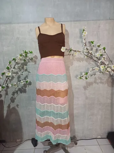 Conjunto saia longa de tricô e cropped