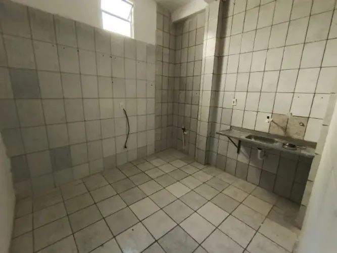 Aluga-se casa com 2 quartos em Dom Avelar.