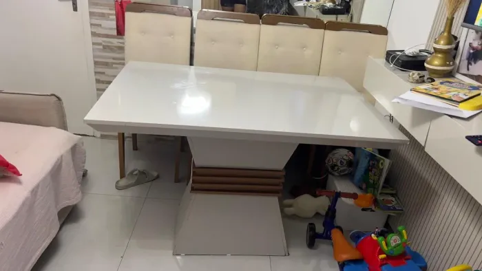 Vendo mesa de 4 cadeiras , por 650$
