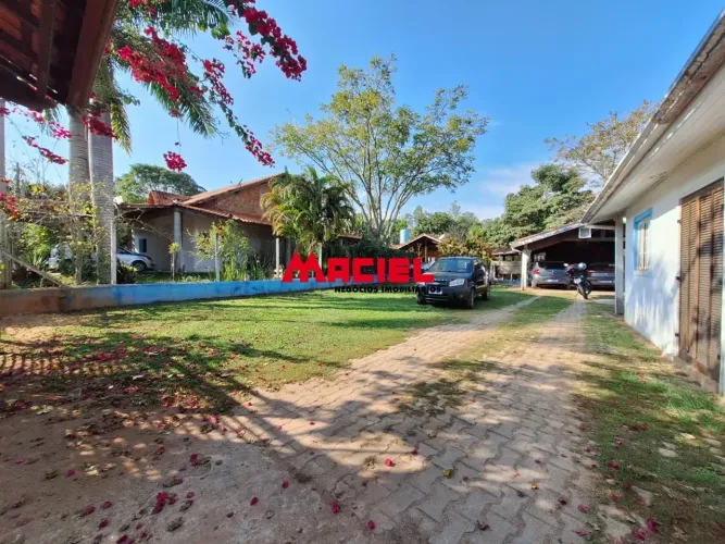 Chácara em Jambeiro 1.500m² com Piscina, Poço, Árvores Frutíferas, Chalé, Sauna, Capela e 