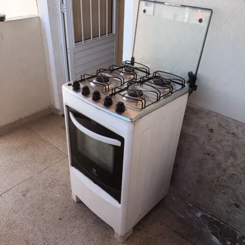 Fogão 4 bocas e forno em bom estado. Não está com acendimento automático.