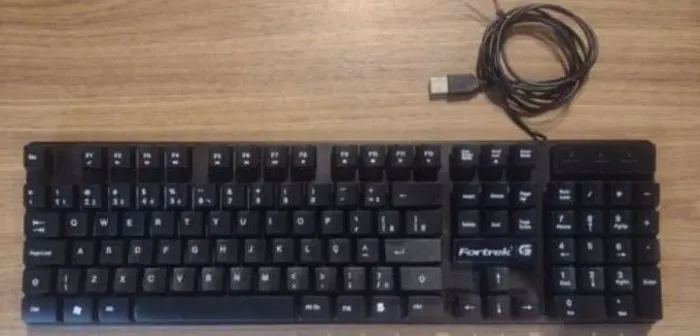 Teclado Gamer Fortrek USB preto.
