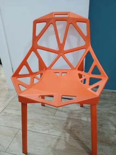 Cadeira com estrutura em metal