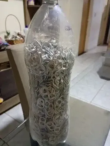 Vende -se uma garrafa de 2litros com lacre de latas de cerveja