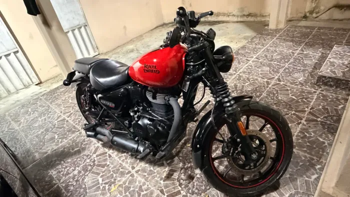 Meteor 350 toda Custom equipada.