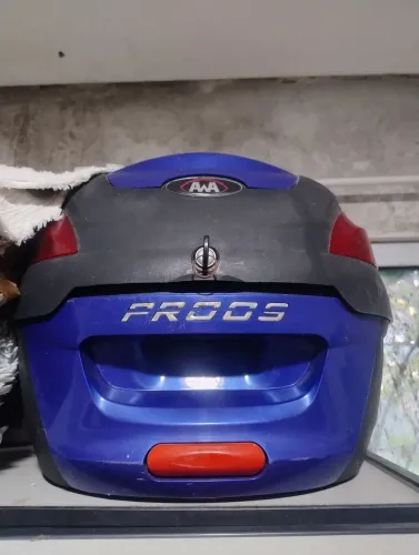 Vendo baú p motos com suporto p biz mas o baú serve p qualquer moto