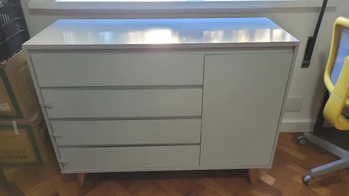 Cômoda Abracadabra 4 gavetas e 1 porta.