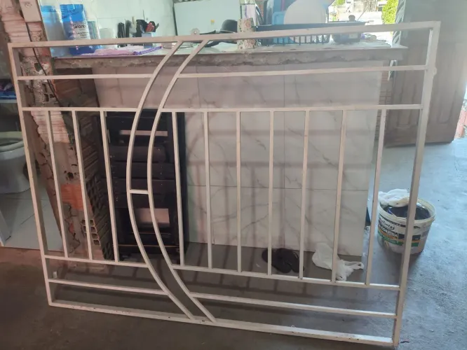 VENDO GRADE MEDINDO LARGURA 1,65 COMPRIMENTO 1, 26 , NÃO ENTREGO