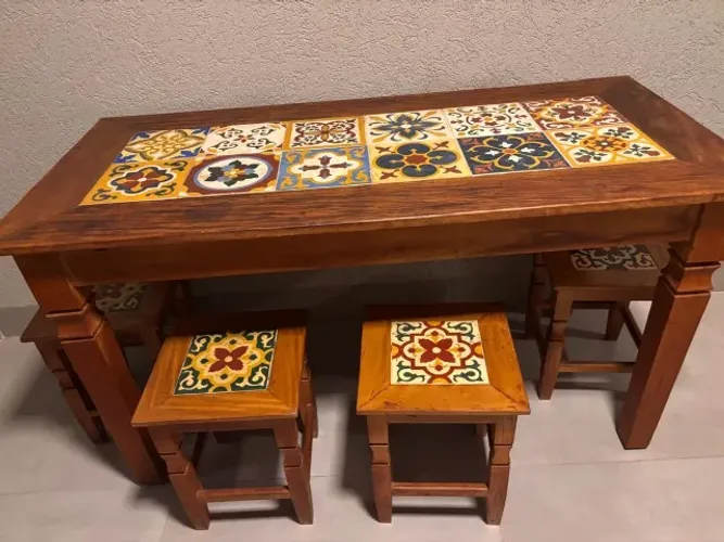 Mesa rústica de madeira maciça com azulejos decorativos + 4 bancos
