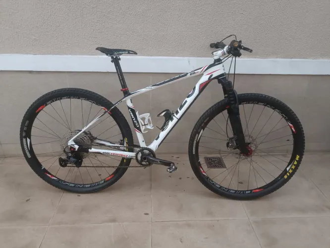 Bicicleta MTB Venzo Aro 29 Carbono Shimano XTR Semi Nova