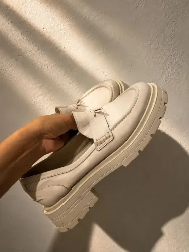 Mocassim em Couro Off-White Nº 38 - Usado em Ótimo Estado