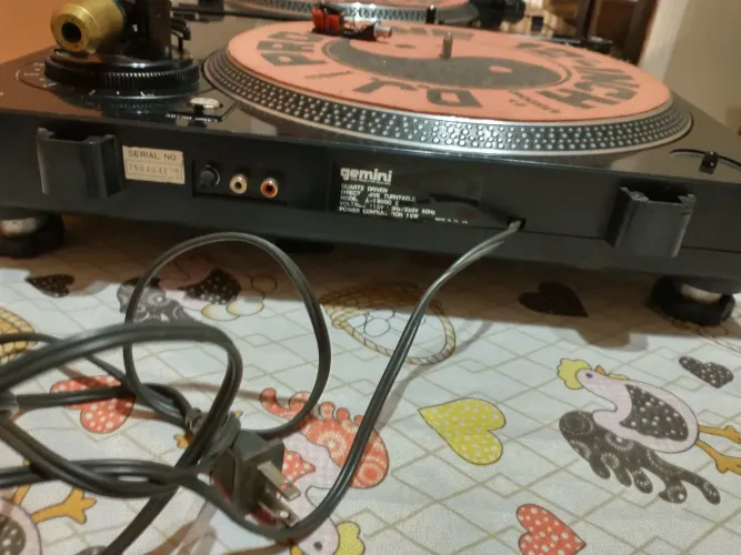 Vendo par de toca discos Gemini modelo plx 1800 completa com agulha e Shell