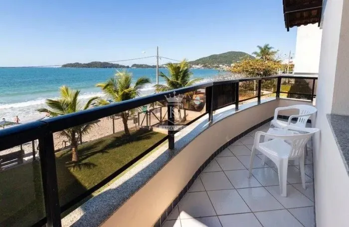 RESIDENCIAL LOCALIZADO FRENTE MAR DE BOMBINHAS E CONTA COM 6 APARTAMENTOS DUPLEX ALUGUEL D