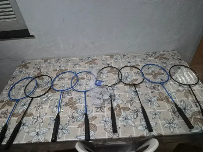 Kit Badminton: 8 raquetes e 12 petecas