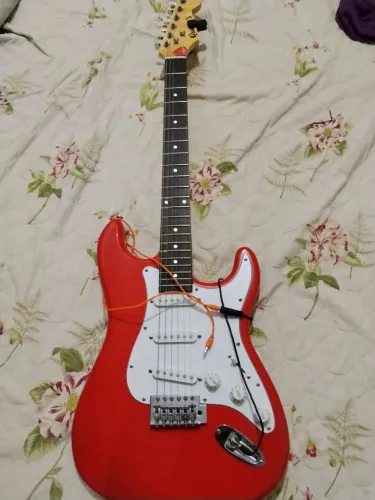 GUITARRA NOVA REGULADA E NÃO USADA