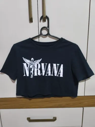 Blusa BabyDoll preta com inscrição NIRVANA 