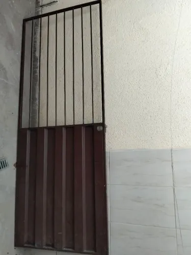 Vendo portão social em boas condições .