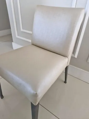 Cadeira  recém reformada, pés em aluminio 