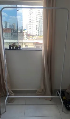 Arara de roupas regulável 