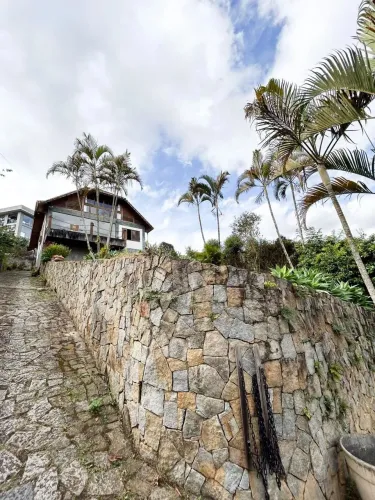 Casa com 04 quartos em condomínio fechado nas Braunes - Nova Friburgo - RJ