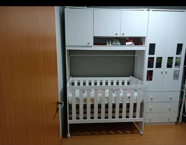 Berço  e guarda roupa 