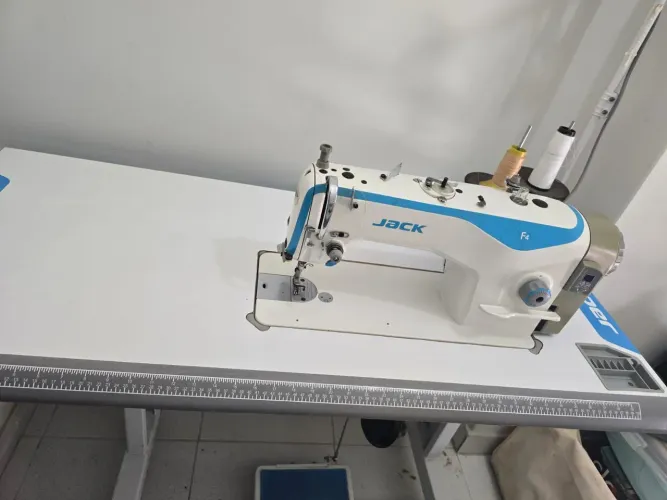 Máquina de costura Jack F4