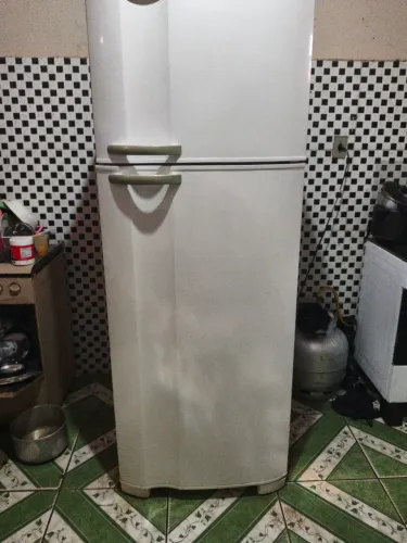 Vende se uma geladeira Brastemp