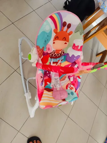 Cadeira infantil que vibra semi nova