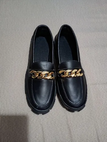 Mocassim com corrente dourada