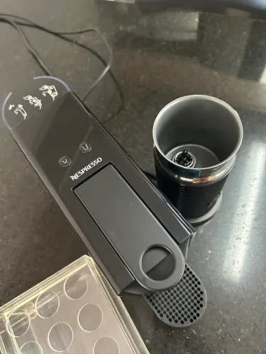 Máquina de Café Essenza Mini Preta & Aeroccino 220V