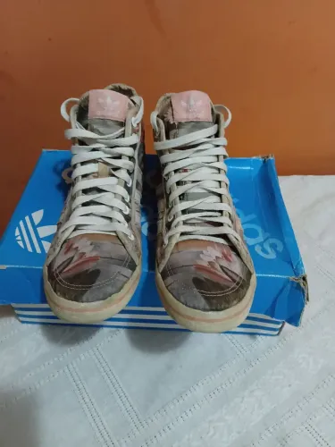 Tênis Adidas.