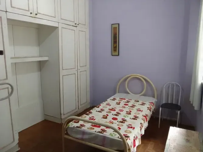 Alugo um quarto COPACABANA para uma mulher não fumante, que trabalhe fora durante o dia.