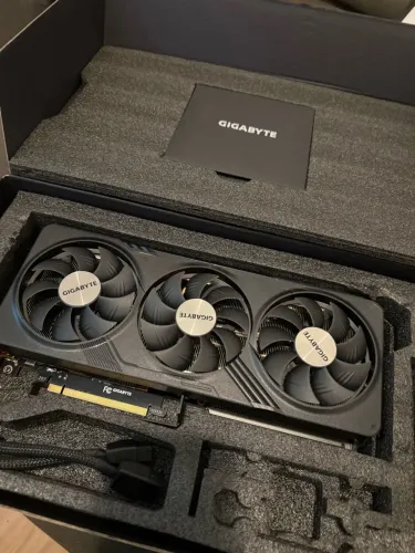 Placa de video RTX 4070 Ti super 16 gb 